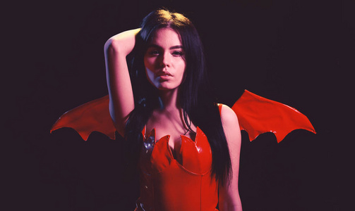 塞西夫人打扮成恶魔,魔鬼,黑色背景.性感魔鬼概念.