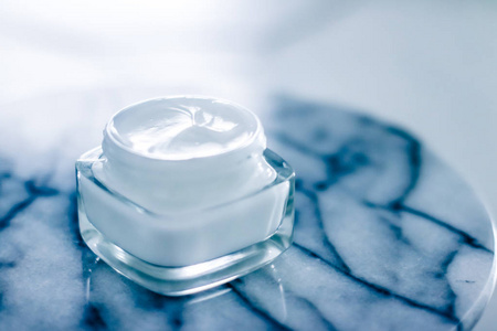 蓝色大理石石保湿美容面霜,护肤品照片