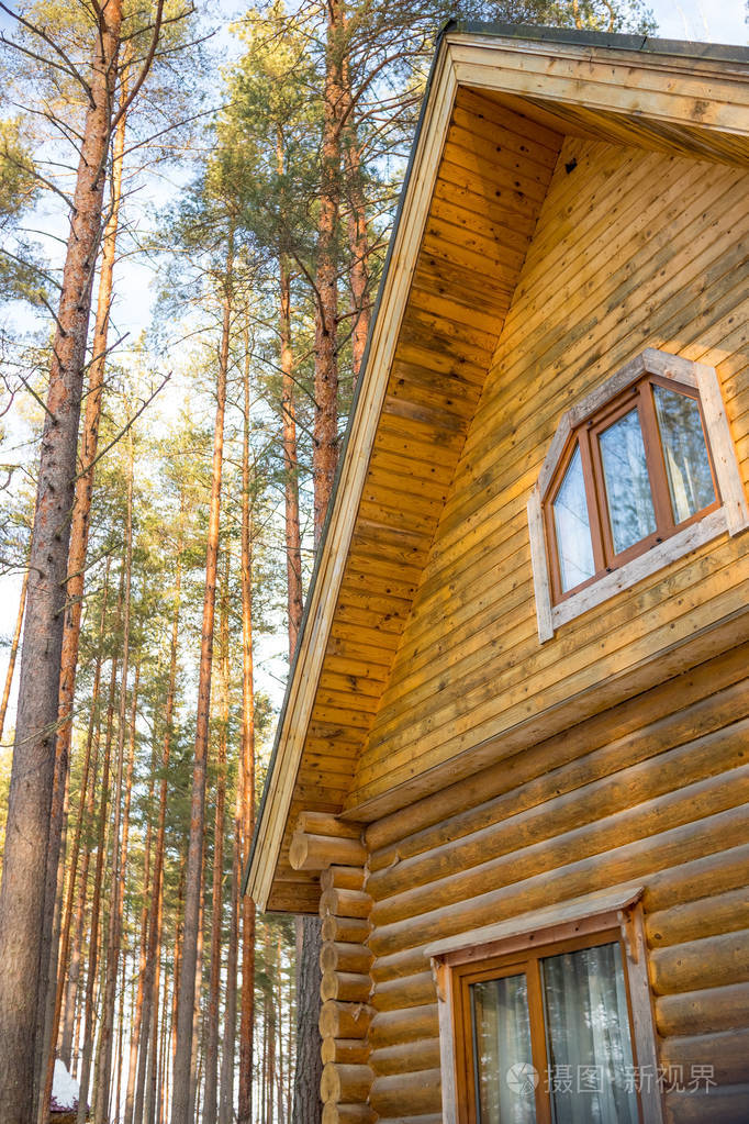 可爱新的家庭住宅郊区.屋顶山墙.窗户木屋的曼萨德天空建筑在小屋里