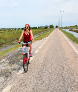夏天骑着红色自行车的美女图片