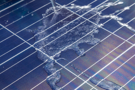 纳米涂层上有水滴的太阳能电池板照片
