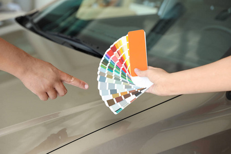在加油站的调色板上选择汽车漆的颜色,特写照片