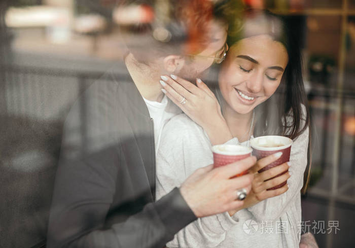 情侣在咖啡厅喝咖啡