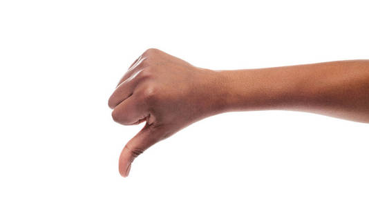 黑色女性手拇指向下,不赞成或不喜欢的手势照片