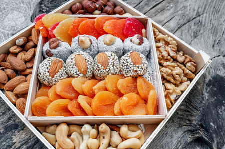 斋月用的木箱干果拼盘.节日东方甜食的背景.各种甜食照片