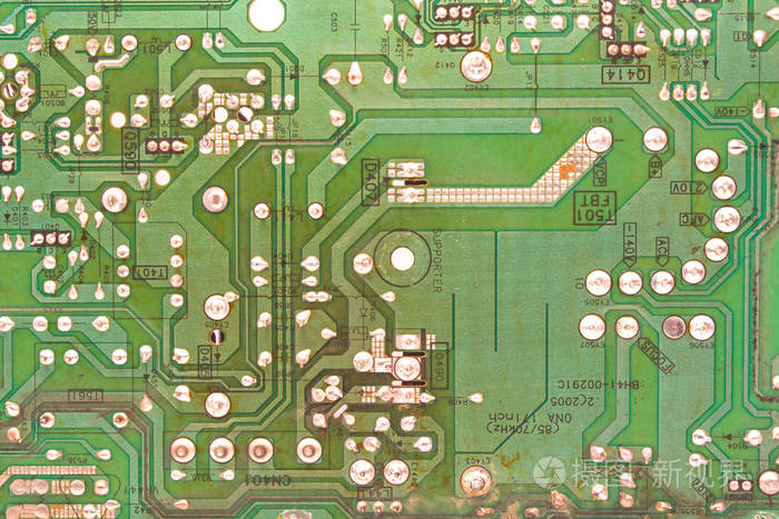 以旧电视主板为背景