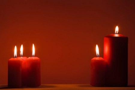 发光的红色蜡烛图片