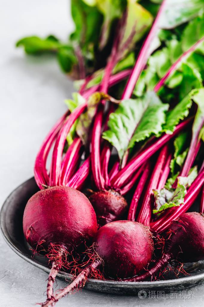 bunchoffreshraworganicbeetswithleaves