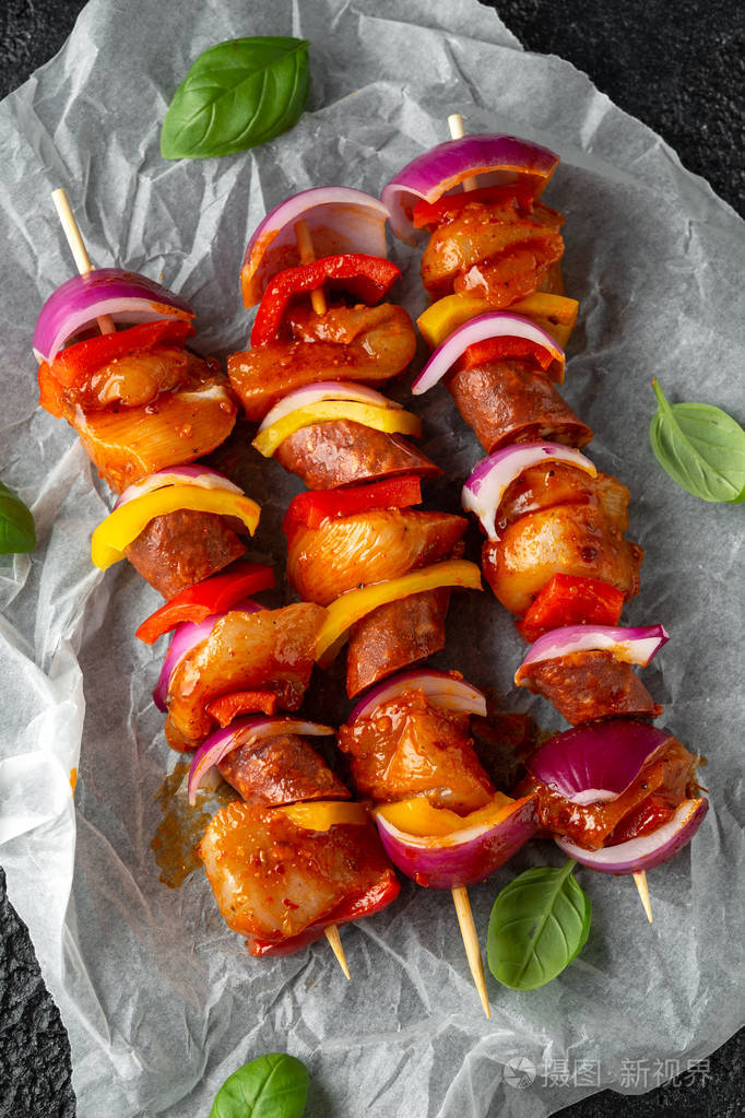 甜辣椒腌生鸡柳配辣椒和洋葱的胸肉串