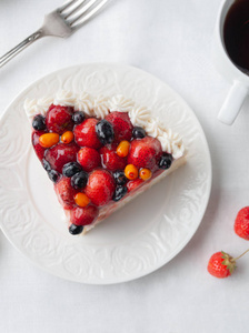 一块自制的干酪浆果派.用铬装饰照片