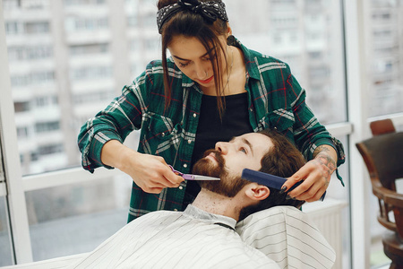 坐在理发店的时髦男人图片