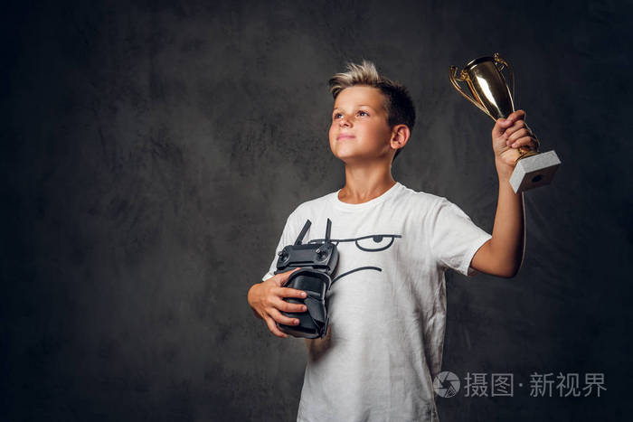 手中拿着杯子的小冠军肖像