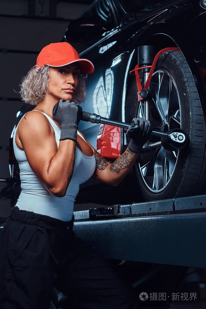女工在修理汽车轮胎