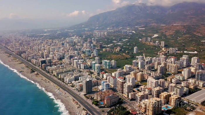 山峦背景下美丽的海滨大城市俯瞰图.削减.