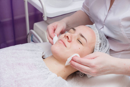 美容师用棉垫给女人洗脸.准备洗脸照片