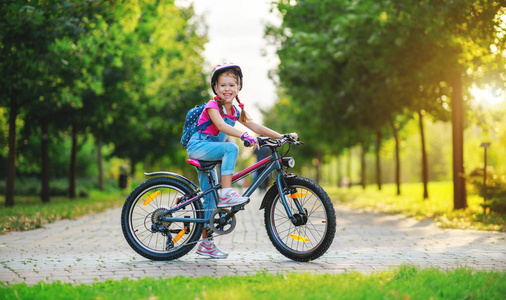 小骑自行车的人的肖像在纳图尔公园里骑着自行车快乐快乐的小女孩照片