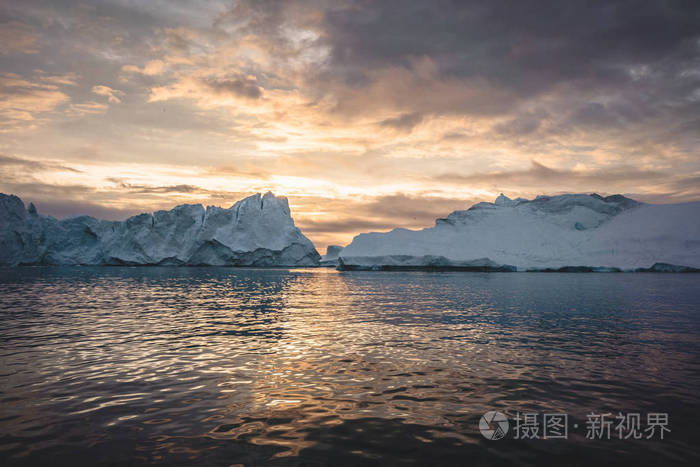 在午夜季节的夏初阿尔卑斯山.伊鲁利萨特,格陵兰西部.