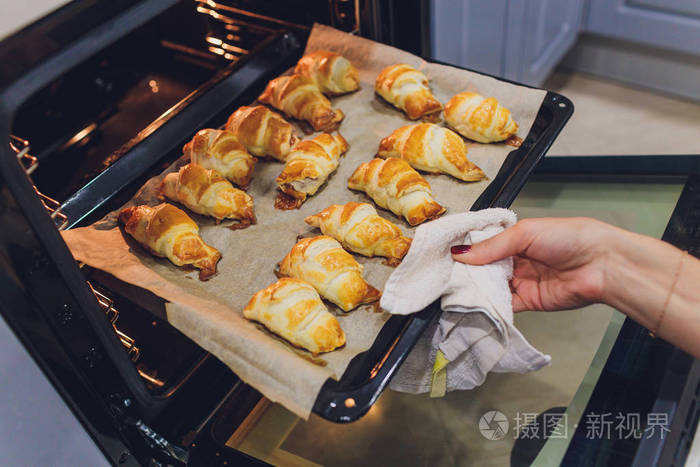 烤箱里刚烤好的羊角面包