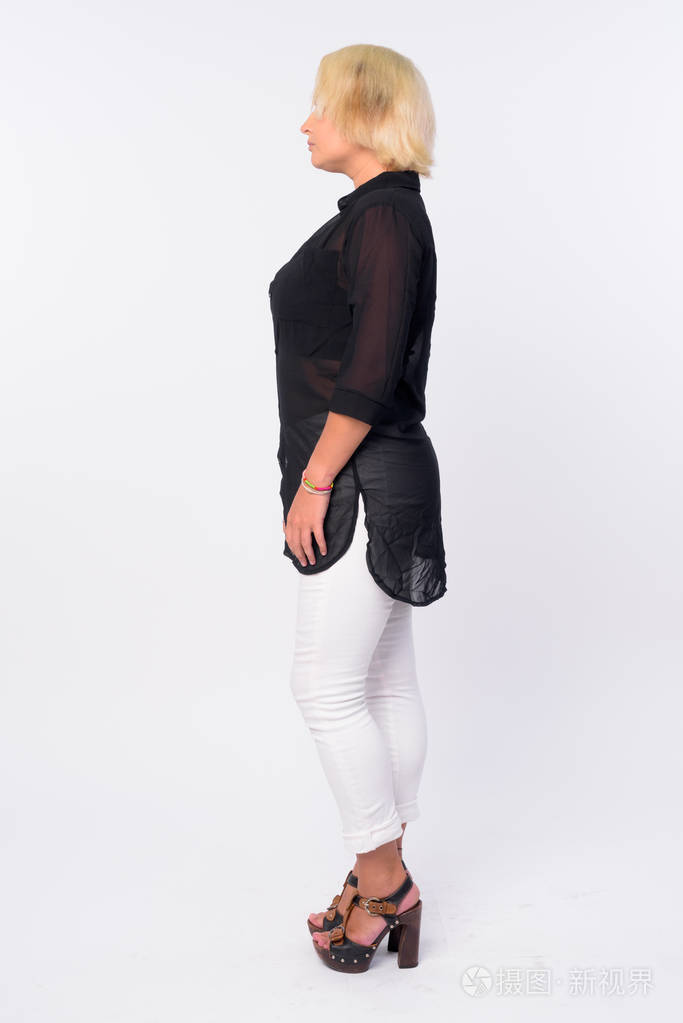 金发美女的全身拍摄侧面图