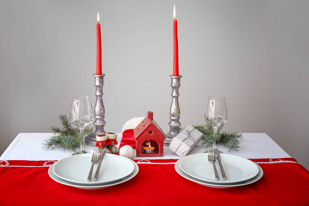 圣诞晚餐的餐桌布置很漂亮图片