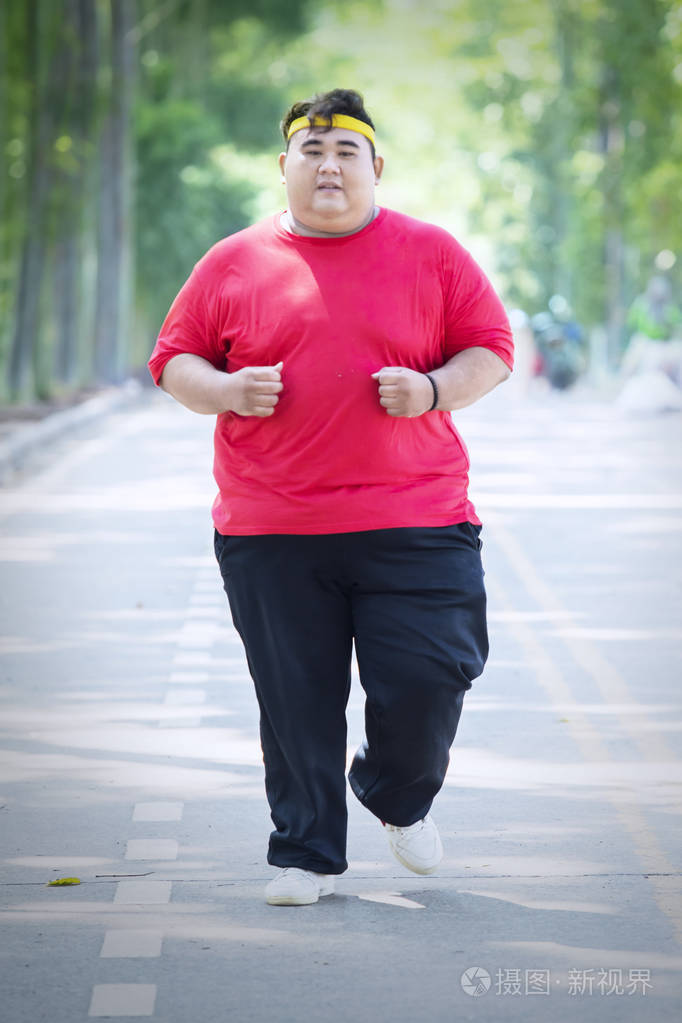 微笑的胖子秋天穿运动服