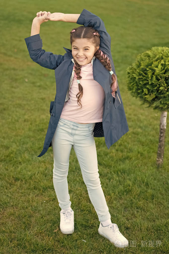 快乐的孩子在户外放松.自然放松.小女孩的春装.发型时髦的小女孩.