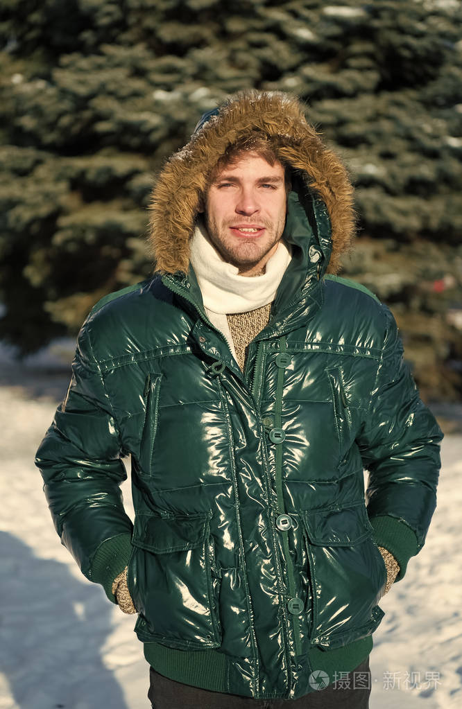冬季时尚暖和的衣服寒假的男人下雪的天气时髦的冬衣冬季度假和旅游
