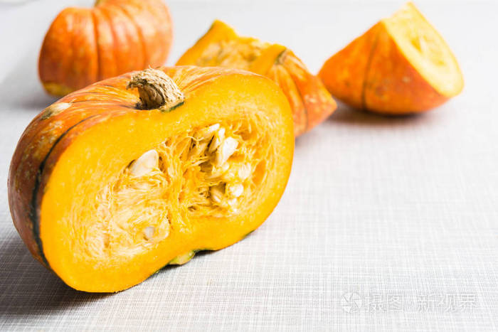 半个秋天的南瓜秋季传统蔬菜天然健康有机食品