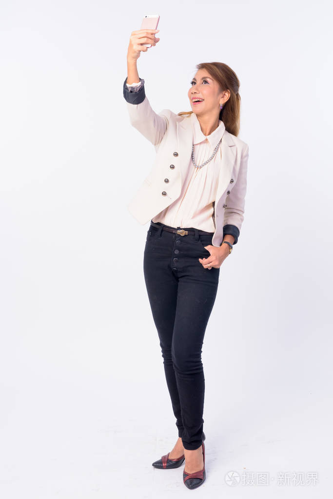 快乐成熟亚洲女商人自拍全身照
