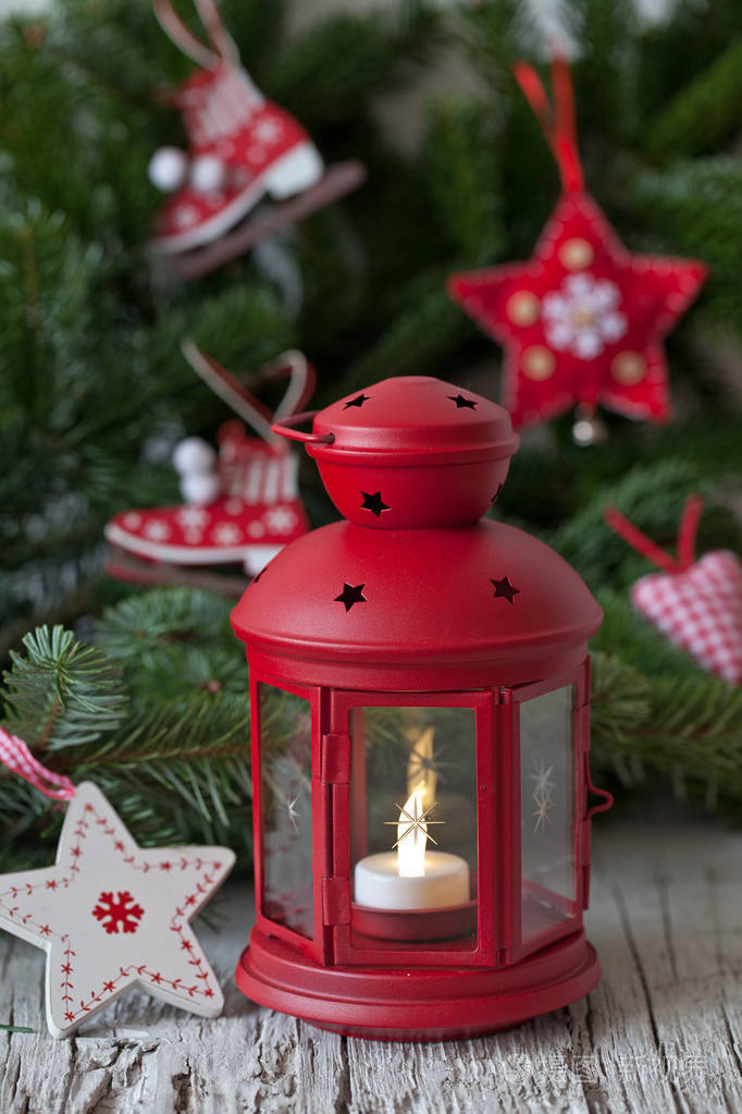 斯堪的纳维亚风格圣诞静物与红灯笼