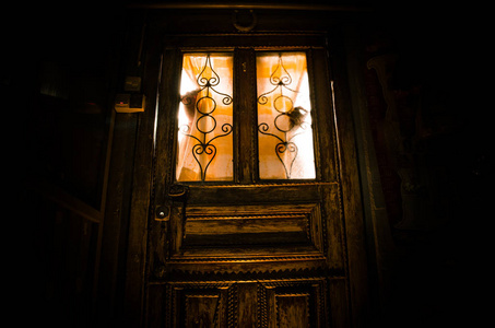 夜晚窗户前的人的轮廓.照片