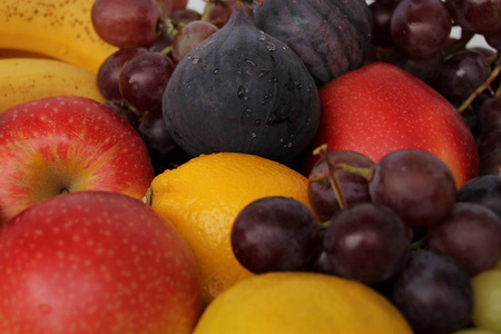 一串紫色葡萄美丽的水果,苹果,李子,柠檬,香蕉,紫色无花果,一串串黑色