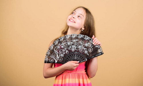 来自手风扇的气流增加了蒸发量.冷却效果.折扇照片