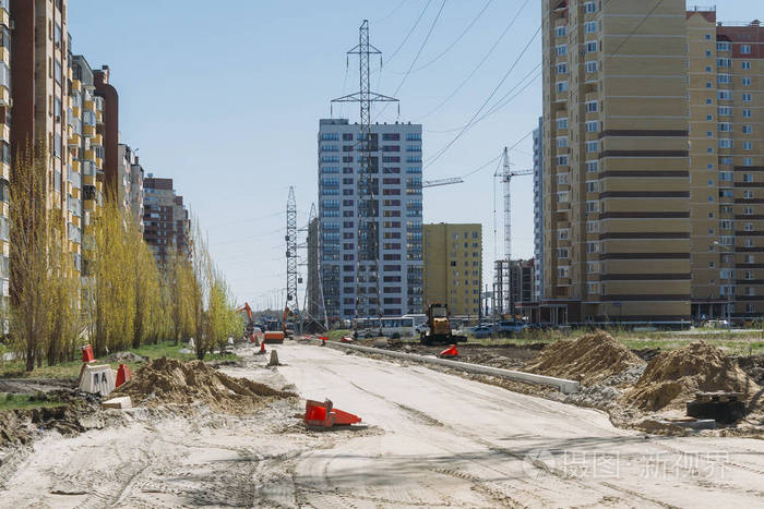 在建道路附近的在建房屋