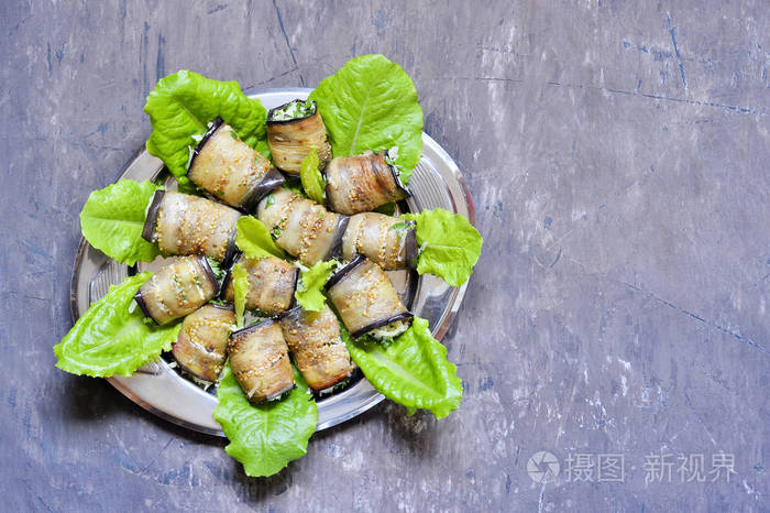 蔬菜沙拉卷油炸茄子盘塞满核桃奶油大蒜奶酪和芫荽叶