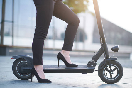 一个女人穿着高跟鞋骑摩托车照片