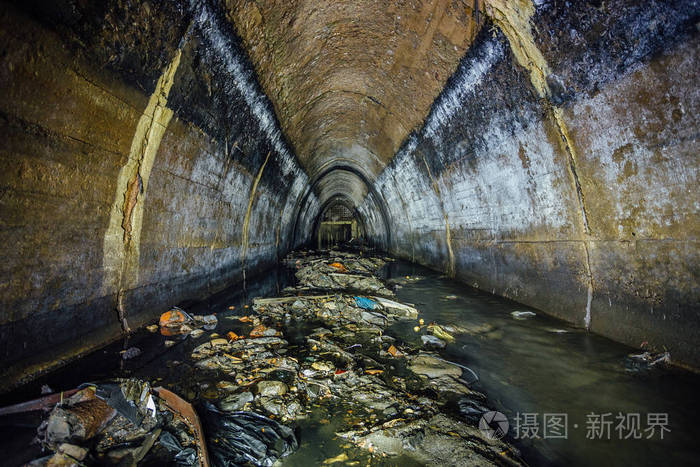 污水收集装置被污染的工业废水淹没下水道t