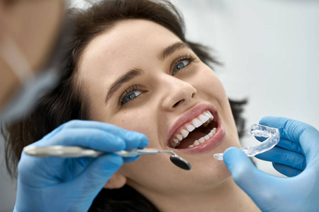 美女托盘牙科诊所中的美女牙齿治疗照片