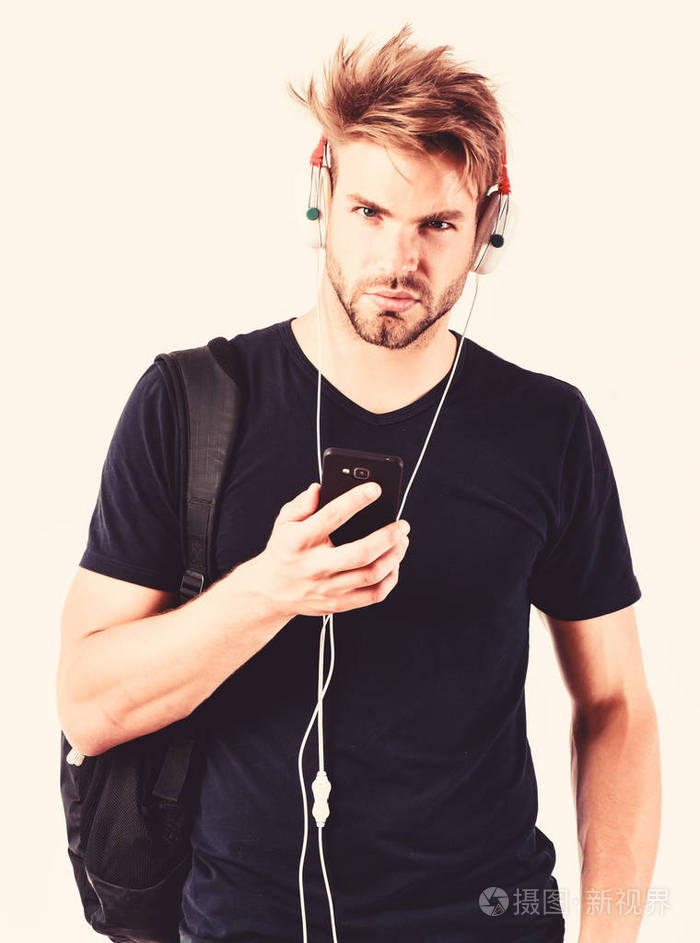 悠扬的声音使人放松戴着耳机听音乐的男人性感肌肉男听体育音乐戴着