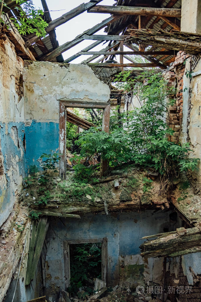 陈旧的腐烂失去了杂草丛生的废弃房屋被毁的屋顶和地板