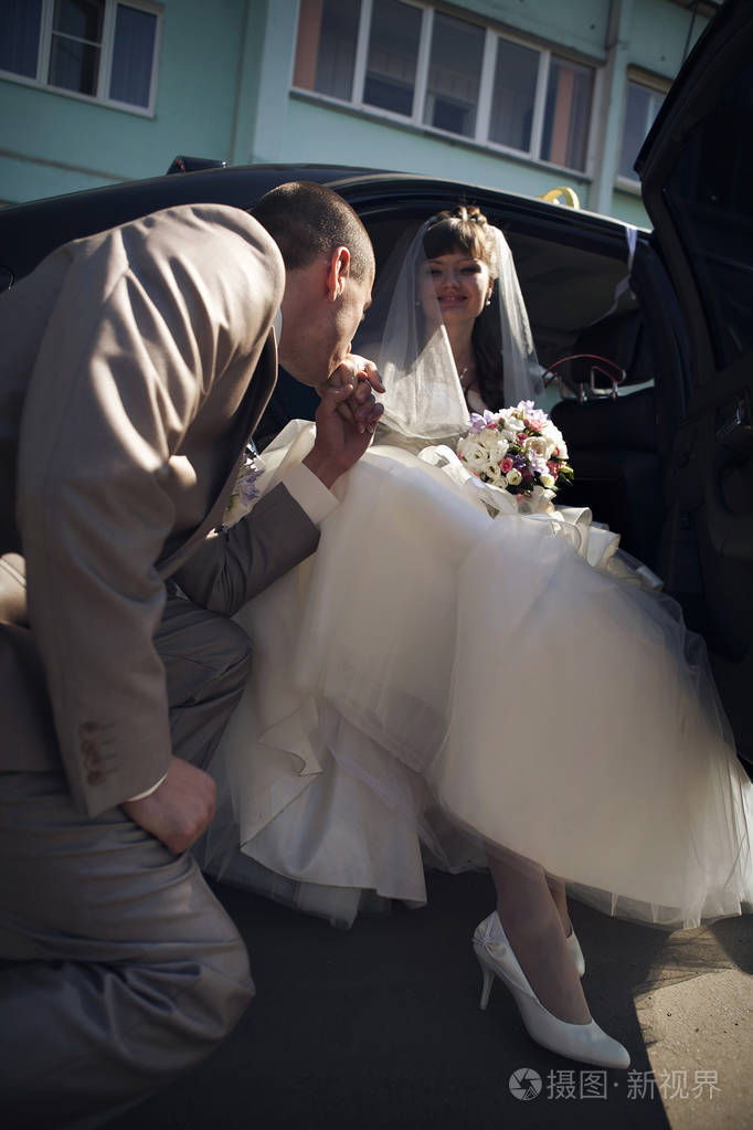 浪漫散步的概念一对相爱的手牵手新郎新娘面对面男人吻女人