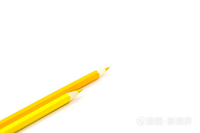 两支白底黄铅笔选择性聚焦在最近的铅笔上
