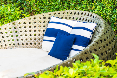 酒店室外游泳池周围的雨伞和椅子沙发照片