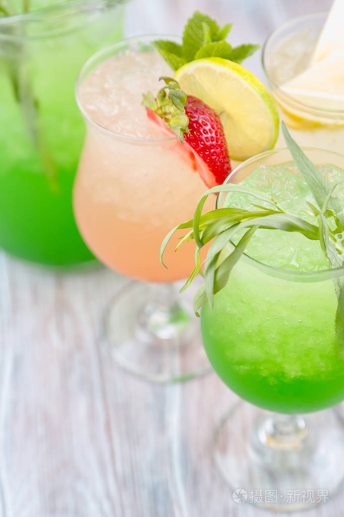 各种软饮料各种软饮料龙蒿柠檬水草莓柠檬水梨柠檬水浅色背景的柠檬水