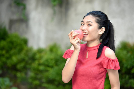 吃东西的亚洲女性图片