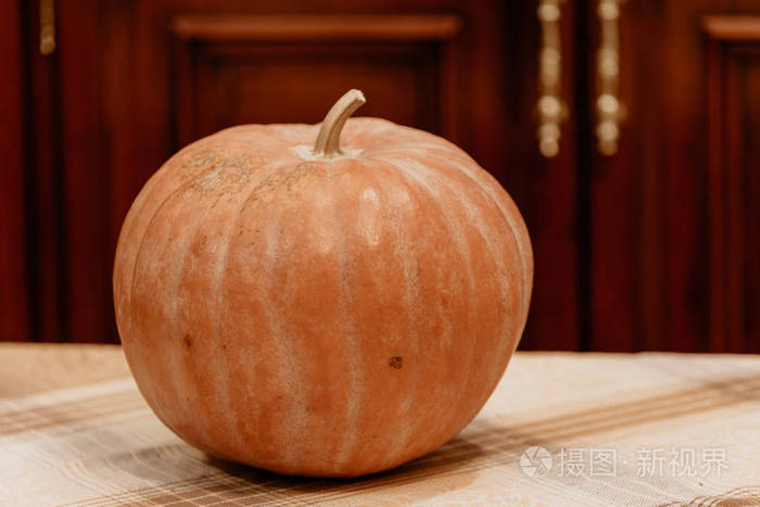熟透的圆南瓜立在桌上特写