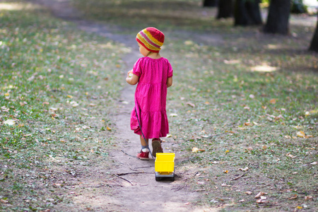 小女孩背影图片