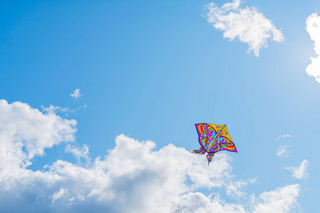 美丽多彩的蝴蝶风筝迎着天空和云朵,自由度假旅游理念照片