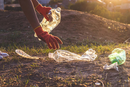 塑料和食物垃圾概念.清洁地球,收集垃圾,避免污染,保护环境.照片