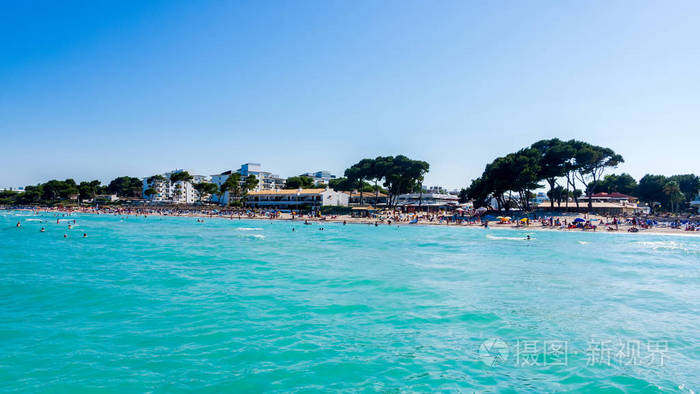 马洛卡阿尔库迪亚海滩享受阳光假期的游客